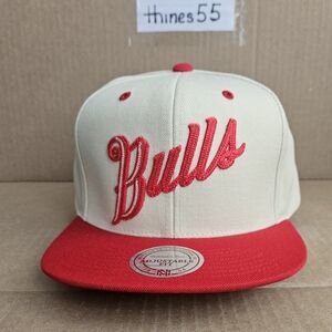 Mitchell & Ness Chicago Bulls Snapback Cap (Cream, Red)